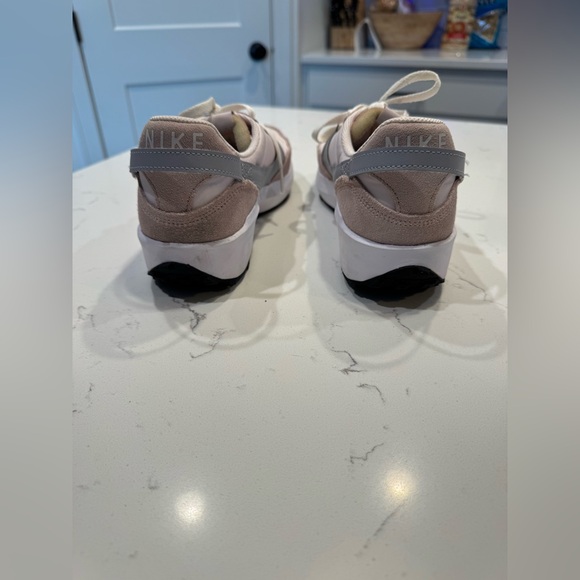 WOMENS NIKE SNEAKER SHOES SIZE 10 - Picture 4 of 7